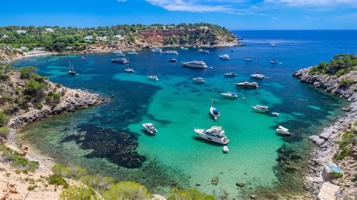 Sinal vermelho em Ibiza: governo espanhol determina restrições para carros de turistas; entenda