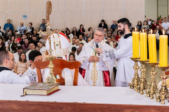 Após 29 anos e em pleno Ano Jubilar, Diocese de Patos de Minas ordena bispo em cerimônia histórica com grande presença de fiéis.