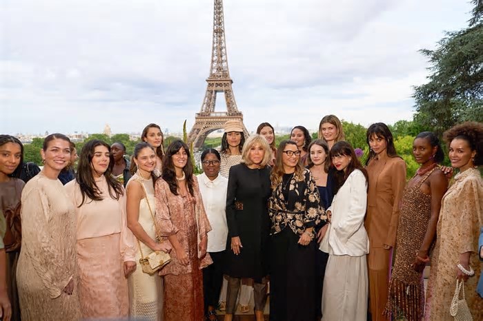 Marcas brasileiras desfilam em evento com Janja em Paris; veja imagens