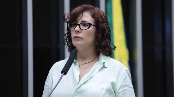 Zambelli se junta a seis brasileiras procuradas na lista vermelha da Interpol; saiba quem são