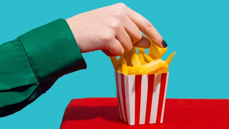 Refrigerante e batata frita podem ajudar contra enxaquecas? O que especialistas dizem sobre 'dica' no TikTok