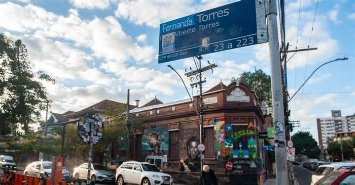 Vandalismo ou arte? Intervenções em placas de ruas de Porto Alegre geram debate após caso na Cidade Baixa