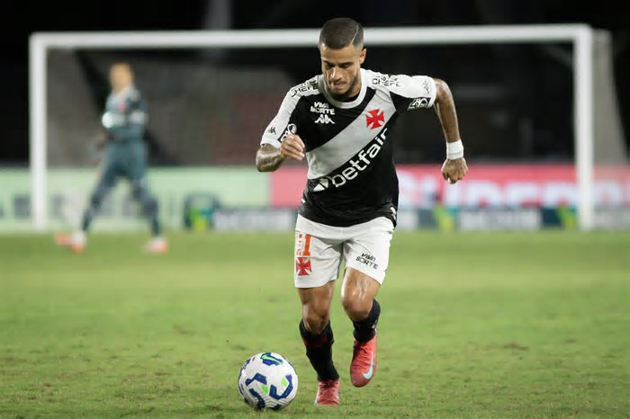 Em fim de empréstimo, Coutinho negocia futuro com o Vasco