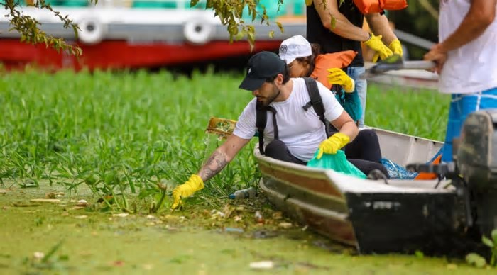 Voluntários fazem mutirão para limpar igarapé no São Raimundo neste sábado