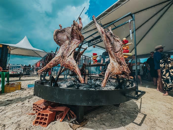 Paleta Atlântida: churrasco coletivo gigante que reuniu 5 mil assadores e 100 toneladas de carne no Litoral do RS migra para Porto Alegre