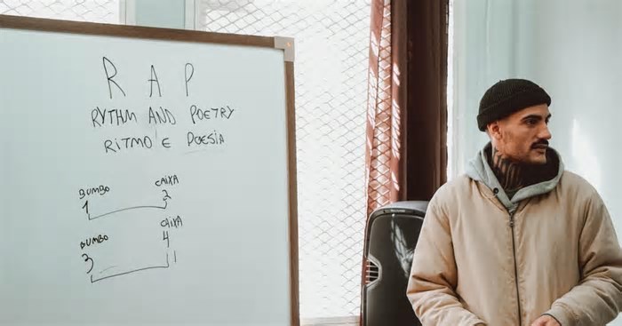 Adolescentes que cumprem medidas socioeducativas terão aulas gratuitas de poesia, rima, grafite e DJ, em Caxias do Sul
