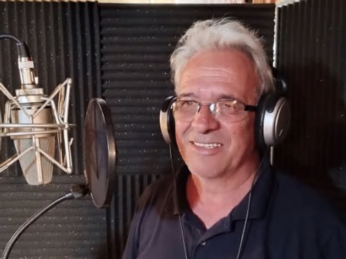 Músico Qüerinha morre no palco, aos 65 anos, durante show em Caxias do Sul