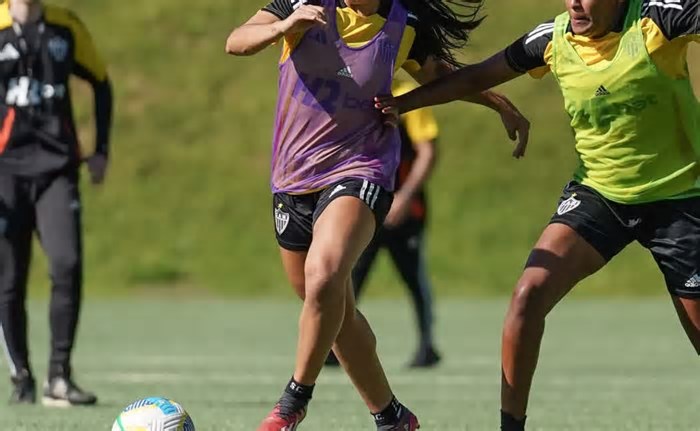 Carol Arbeláez, meia do Atlético-MG, passa por cirurgia no joelho e comove torcida: “Estamos com você!”