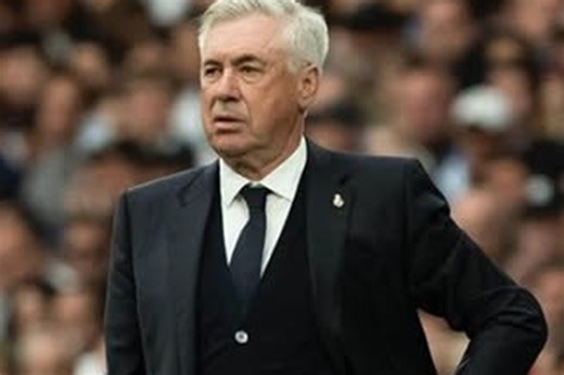 Foto: Ancelotti é flagrado bocejando em jogo do Corinthians