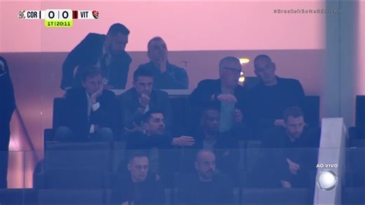 Carlo Ancelotti é visto no camarote analisando o jogo entre Corinthians e Vitória