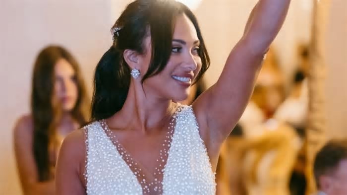 Influencer usa inteligência artificial para criar vestido de noiva único e inovador