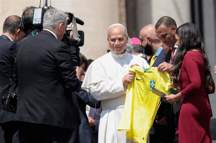 Cafu se encontra com o papa Leão XIV e o presenteia com camisa da seleção brasileira