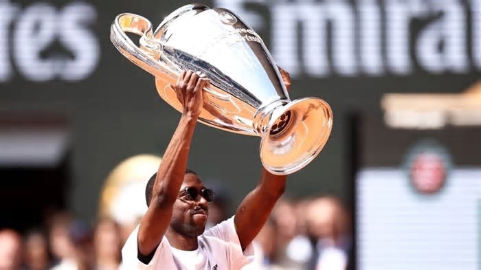 Astro Dembélé ‘invade’ Roland Garros com a Champions; veja