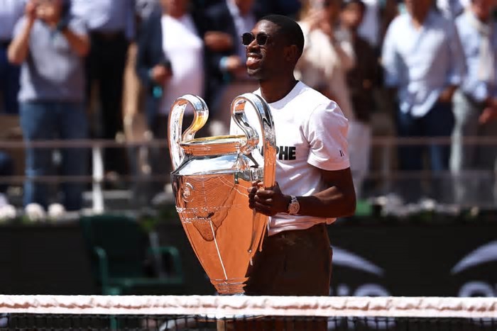 Campeão da Liga dos Campeões, Dembélé leva taça a Roland Garros