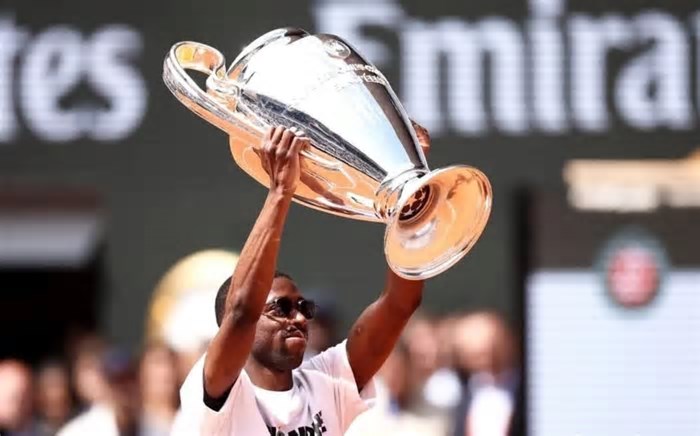 Astro do PSG leva taça da Champions League à quadra central de Roland Garros