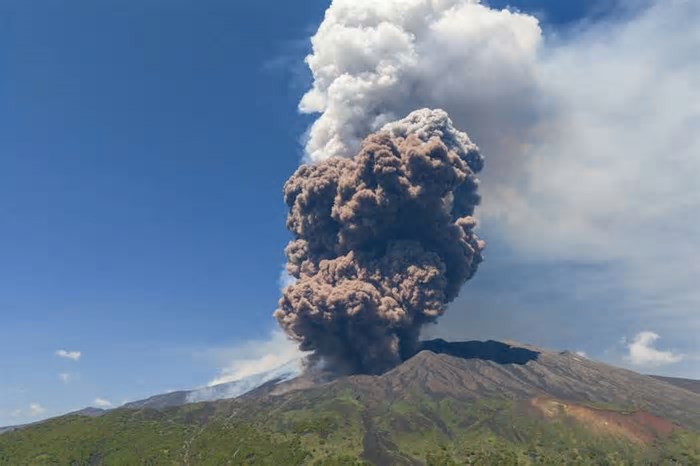 Vulcão Etna, o maior da Europa, entra em erupção e assusta turistas na Itália; veja vídeo