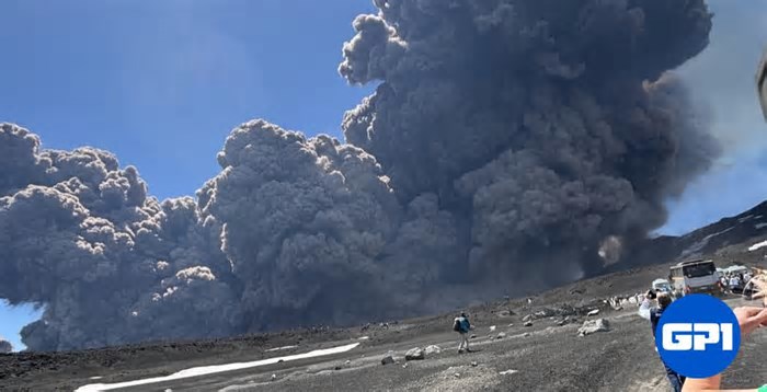 Vulcão Etna entra em erupção na Itália e turistas evacuam a área