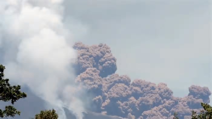 Maior vulcão da Europa entra em erupção na Itália; veja imagens