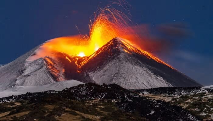 Maior vulcão da Europa entra em erupção na Itália