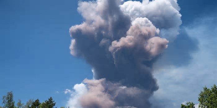 Vulcão Etna entra em erupção com explosões de cinzas, rocha e magma