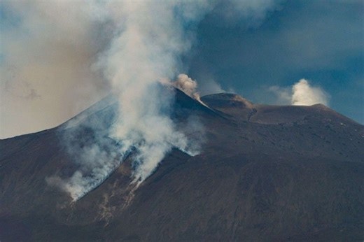 Vídeo: Vulcão entra em erupção na Itália; assista