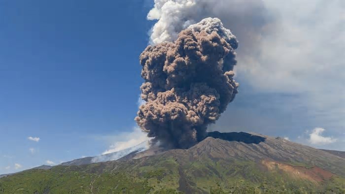 Vulcão Etna expele nuvem de fumaça e assusta turistas na Itália; veja vídeos