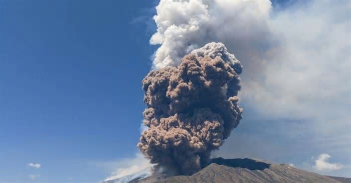 Vulcão Etna entra em erupção na Itália