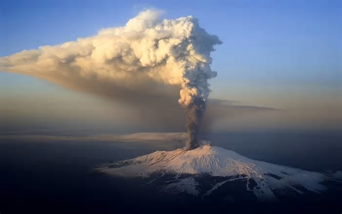 Qual a cidade mais próxima do vulcão Etna?