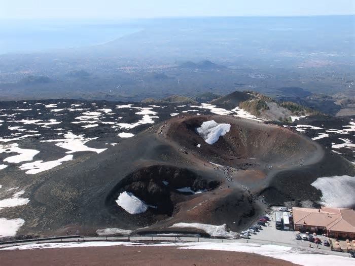 Monte Etna entra em erupção, mas turismo na Sicília segue seguro