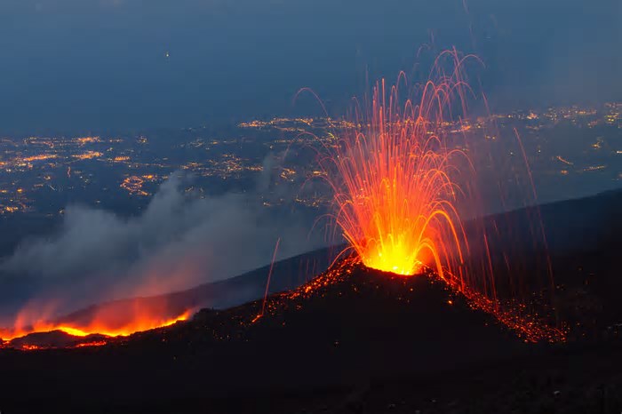 Vulcão entra em erupção na Itália e assusta turistas; veja