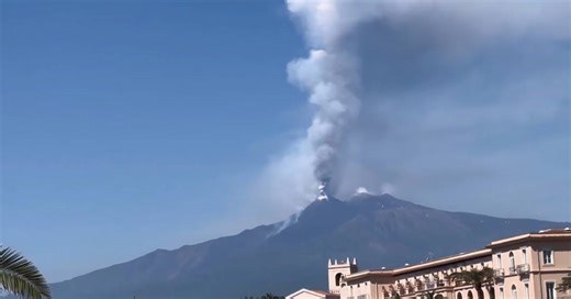 Monte Etna entra em erupção e turistas saem às pressas