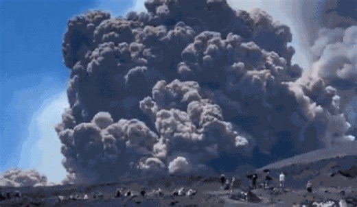 VÍDEO: imagens mostram turistas correndo após erupção do vulcão Etna