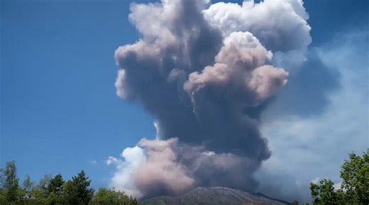 Vulcão Etna entra em erupção com explosões de cinzas e magma
