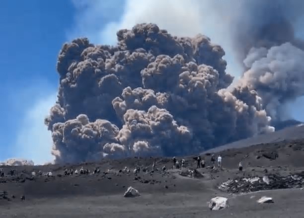 ASSISTA: Vulcão Etna, o maior da Europa, entra em erupção na Itália; turistas fogem