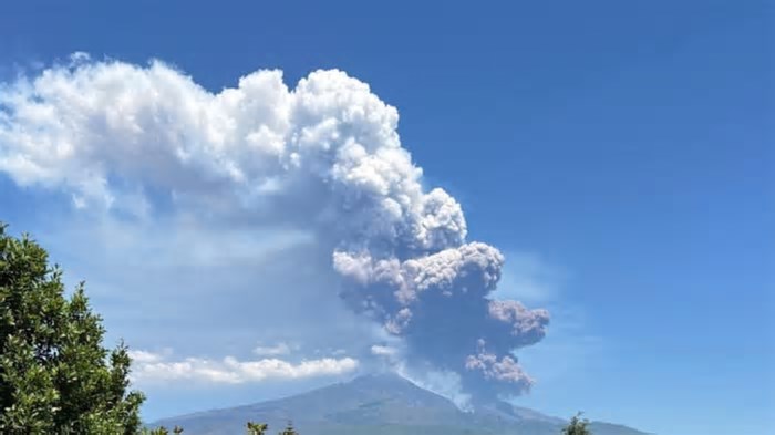 Vulcão Etna entra em erupção na Itália e assusta turistas