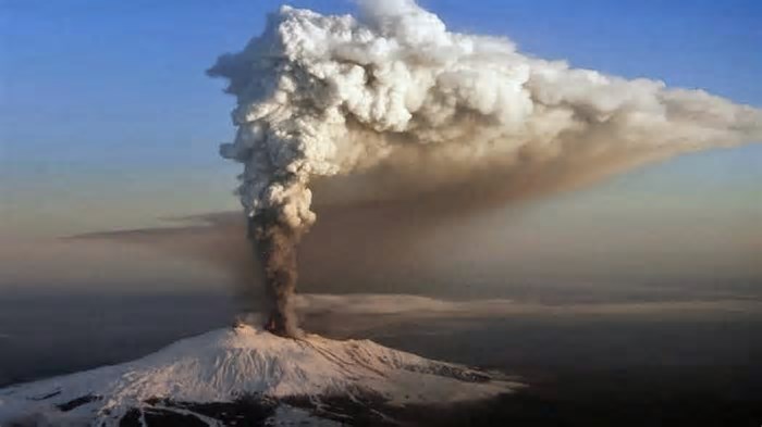 Vulcão Etna, na Itália, entra em erupção e turistas correm para deixar área da cratera