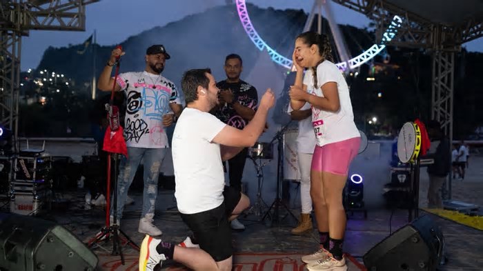 Pedido de casamento emociona durante corrida do Dia dos Namorados em Balneário Camboriú