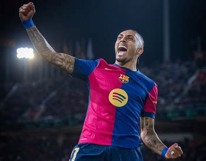 Gaúcho Raphinha é escolhido o melhor jogador da temporada na Espanha