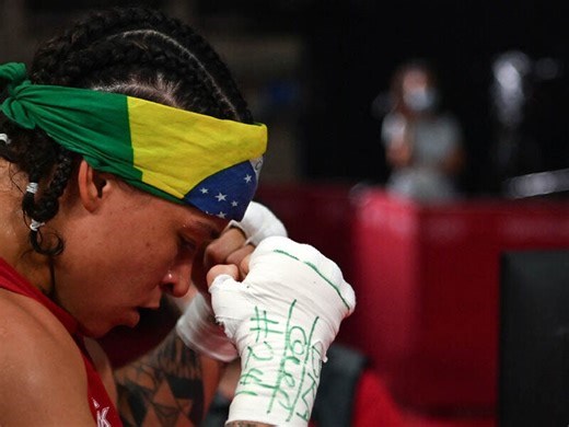 Beatriz Ferreira defende título mundial com transmissão de Whindersson Nunes; entenda