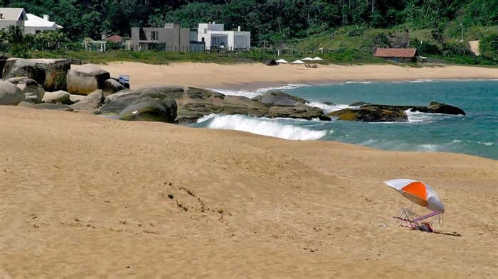 Praia brasileira 'à prova de arranha-céus' é eleita uma das melhores das Américas