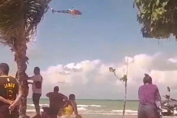 Bombeiros procuram pessoa que desapareceu no mar do Pina