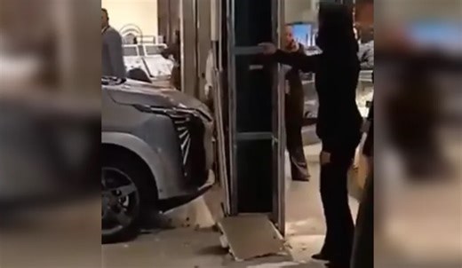 VÍDEO: criança liga e bate carro elétrico de R$ 175 mil exposto em shopping