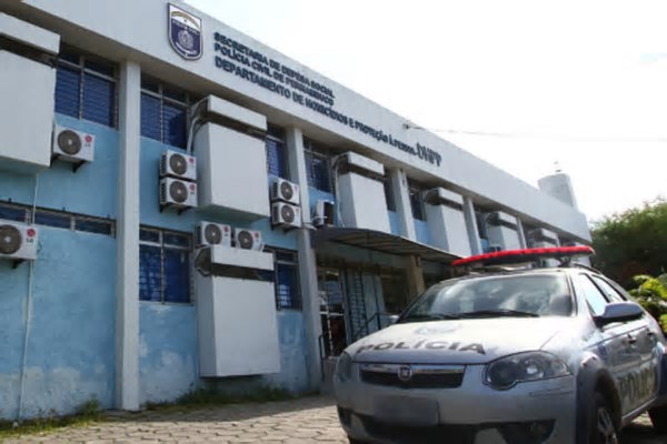 Suspeito de praticar assaltos é morto com golpes de faca no meio da rua