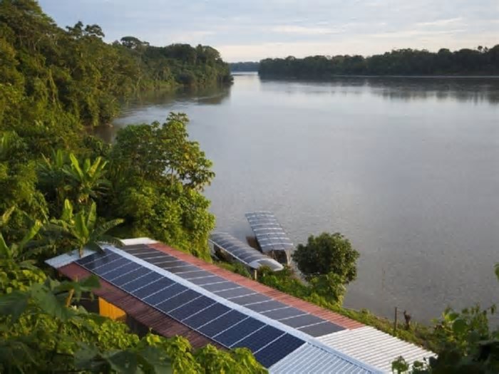 Barco movido a energia solar reduzem uso de diesel e beneficiam comunidades na Amazônia