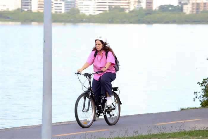 Leandra Leal passeia de bicicleta no Rio de Janeiro; fotos