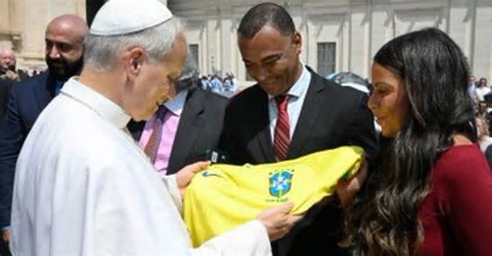 Ex Milan, sensibilità Cafu: la maglia del Brasile donata a Papa Leone XIV in Vaticano