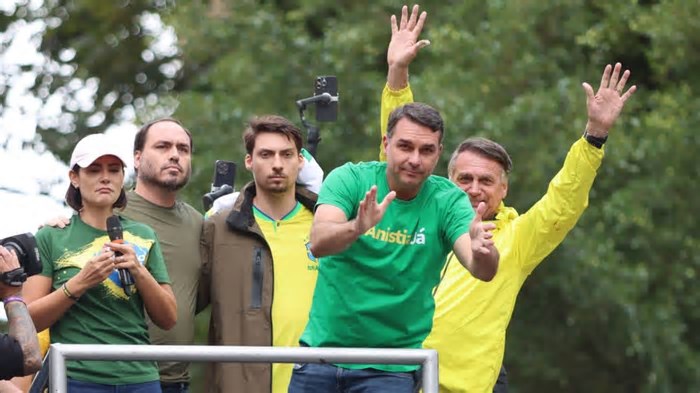 Flávio Bolsonaro entra na guerra com Eduardo e Michelle para ser candidato do clã em 2026