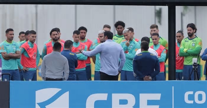 Presidente da CBF visita Ancelotti e jogadores antes de partida da seleção brasileira