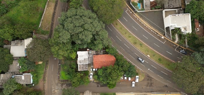 Casa sem muros no meio da Avenida Paraná guarda mais de 100 anos da história de Foz do Iguaçu: 'Parece praça'
