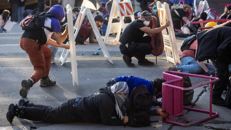 O que está acontecendo em Los Angeles, onde manifestantes enfrentam tropas da Guarda Nacional enviadas por Trump